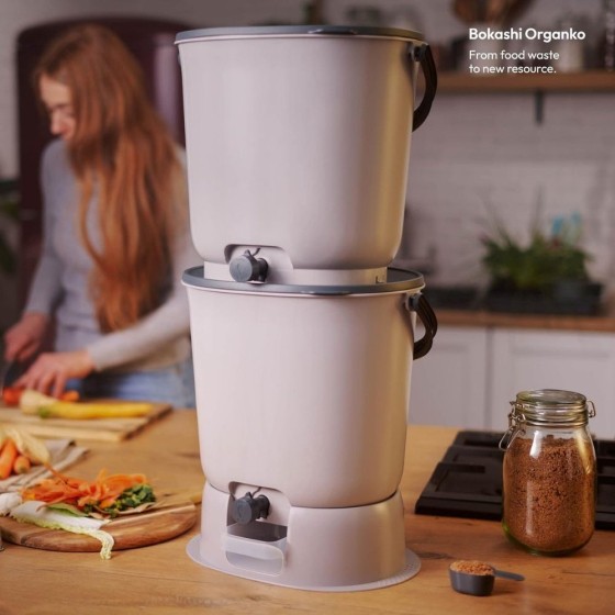 Lot de 2 composteurs Bokashi Essential + base – 15,3 L – Gris clair – Activateur
